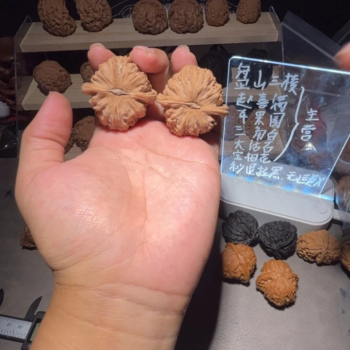 吊坠文玩核桃42角白微黄尖
