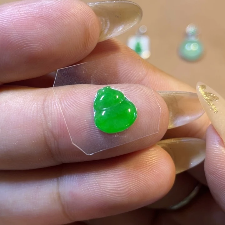 翡翠未镶嵌颈饰葫芦