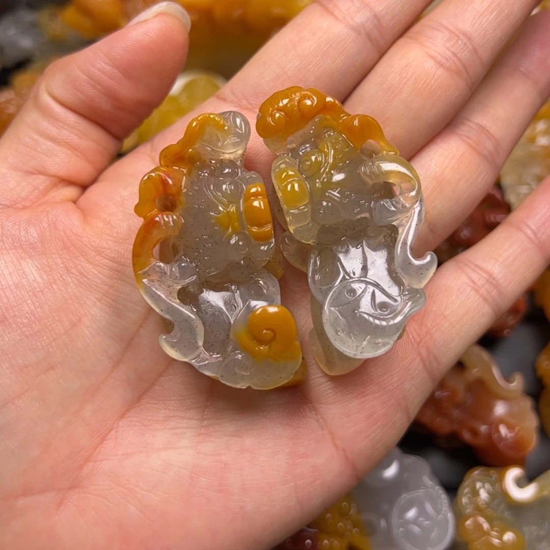 未镶嵌石英质玉（黄龙玉）颈饰