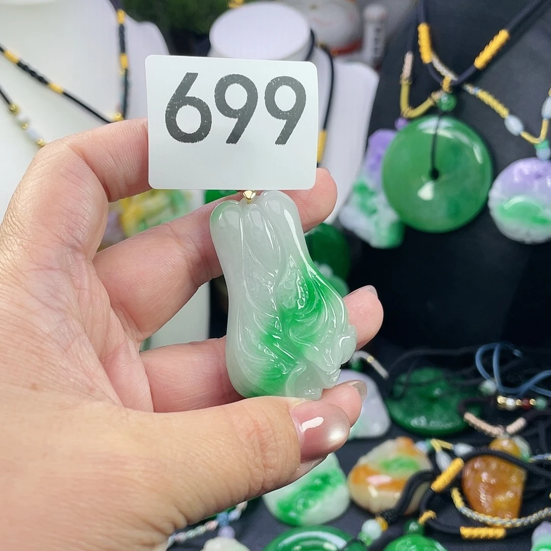 翡翠未镶嵌吊坠(赠链)