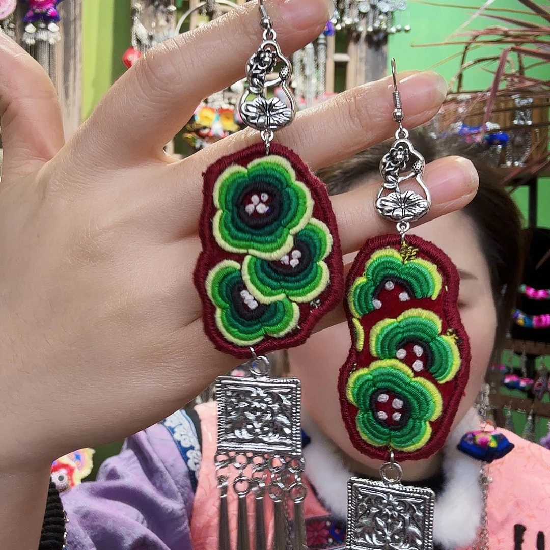 刺绣耳环。