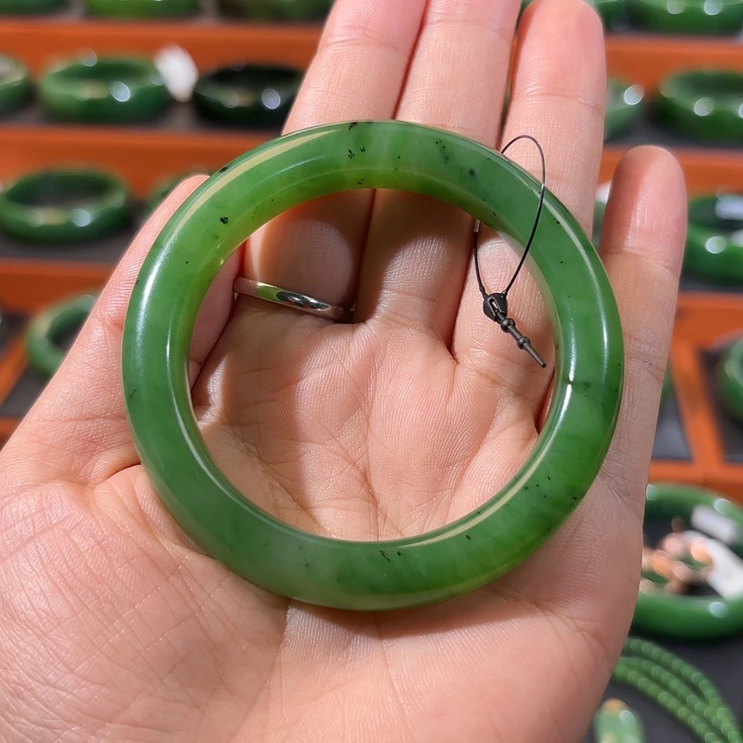 和田玉（碧玉）未镶嵌手镯阳绿色正装镯