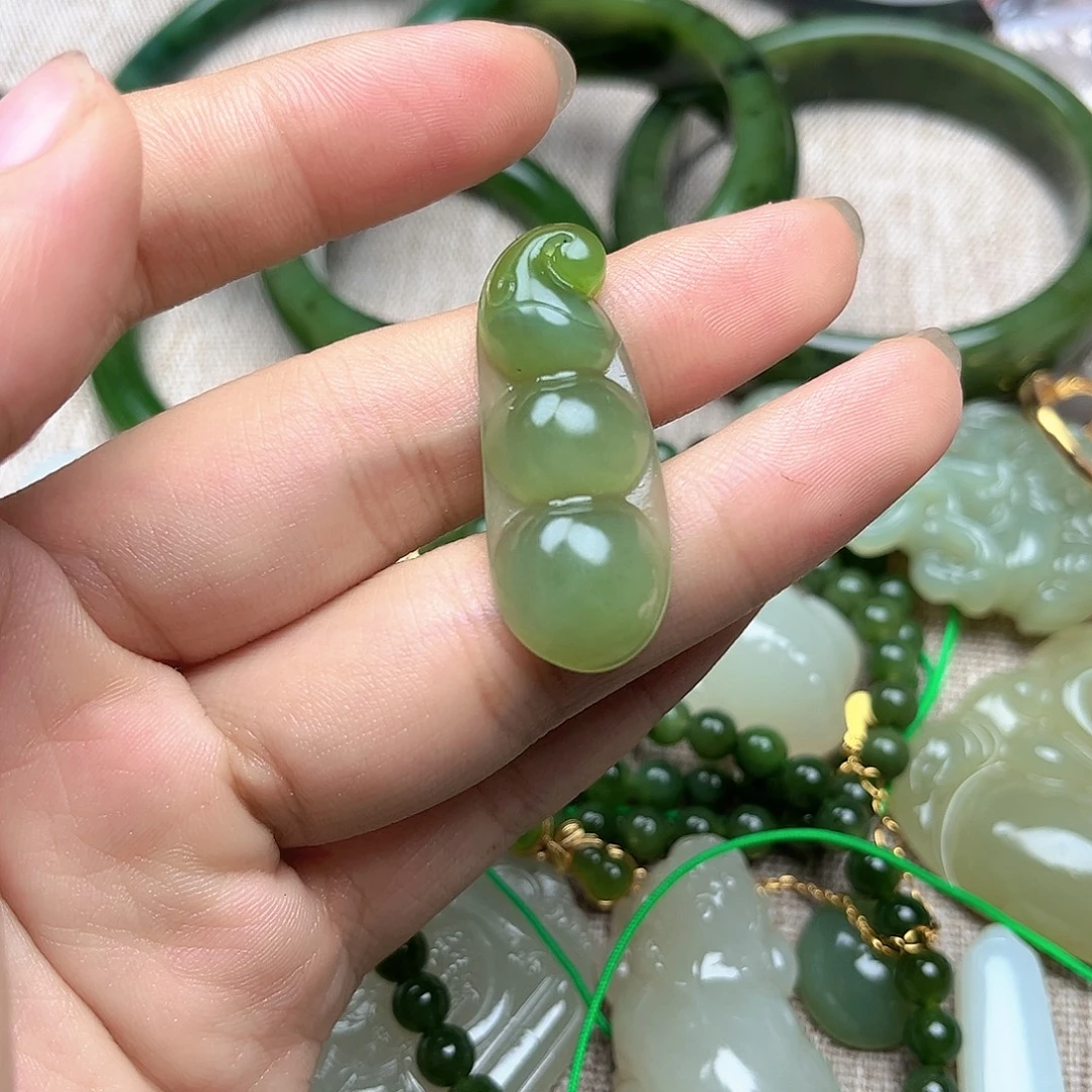 颈饰未镶嵌和田玉（碧玉）
