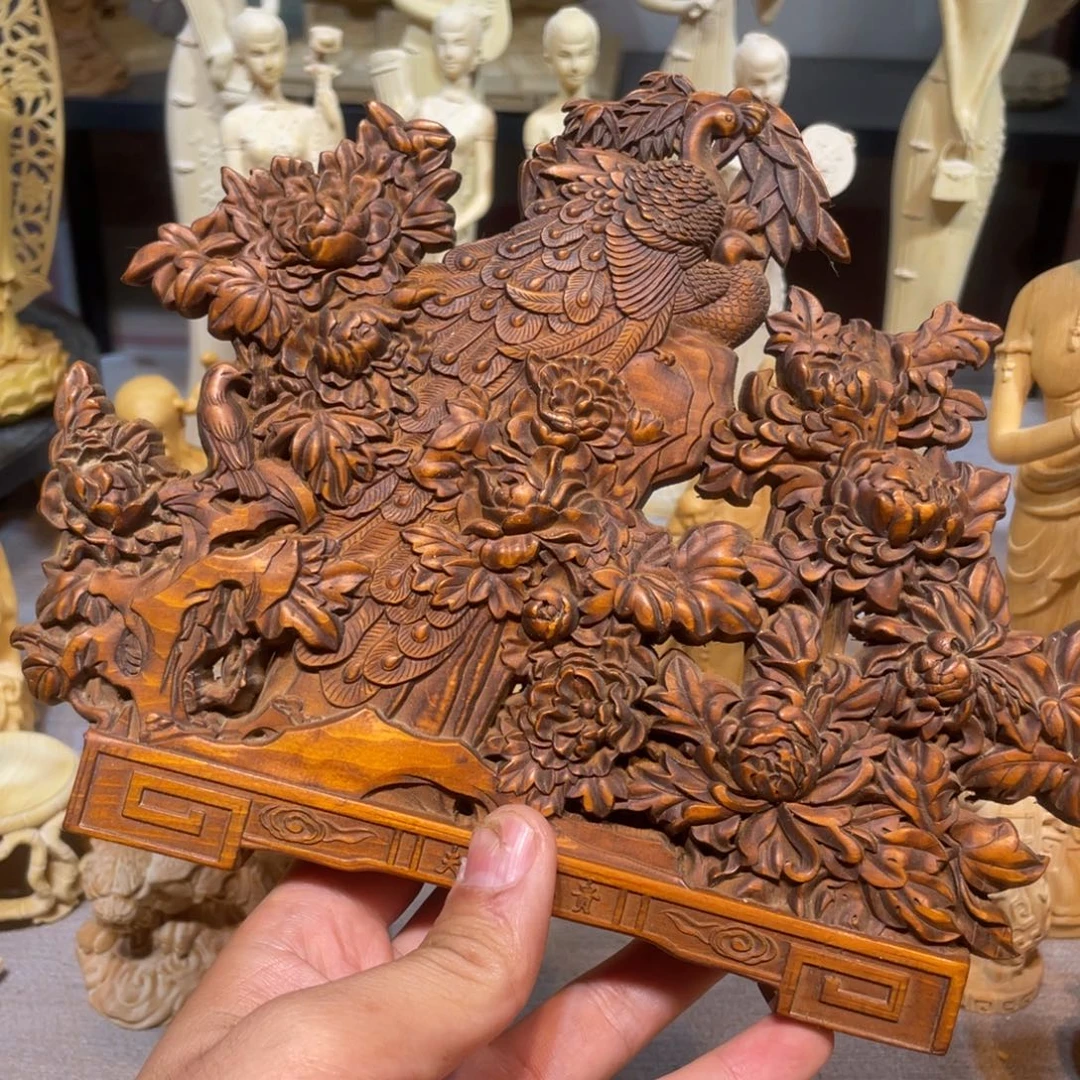 黄杨木做旧孔雀图摆件