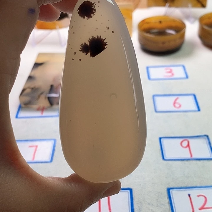 艾***乎玛瑙/玉髓未镶嵌珠宝半成品