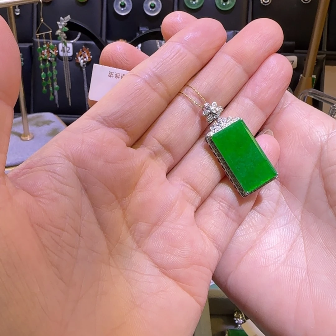 翡翠18K金镶嵌耳饰