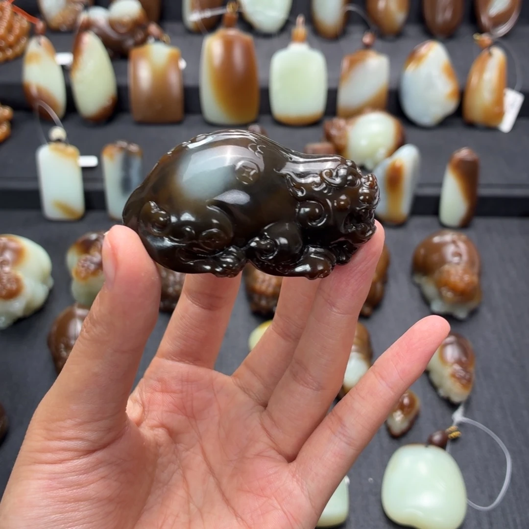 城***子和田玉未镶嵌颈饰