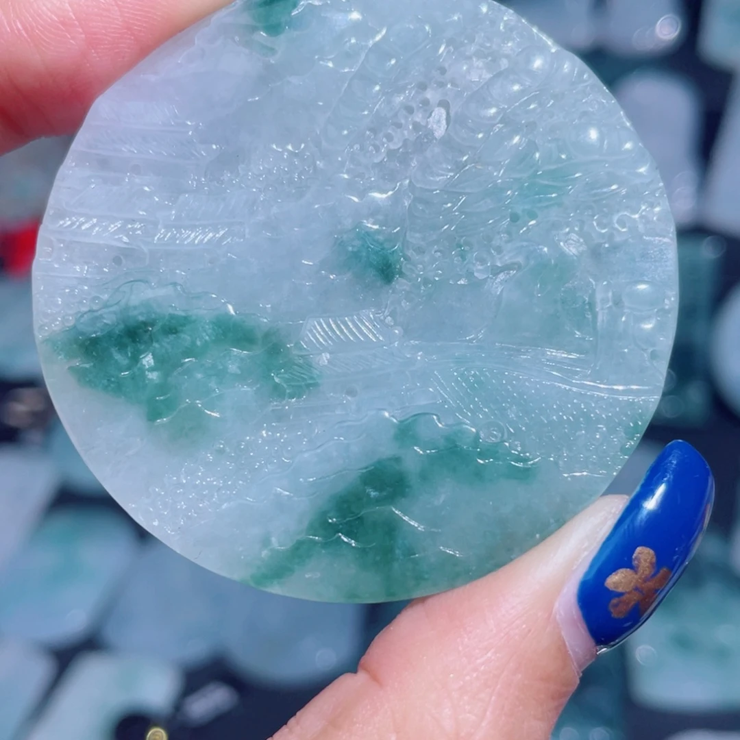 翡翠未镶嵌颈饰山水