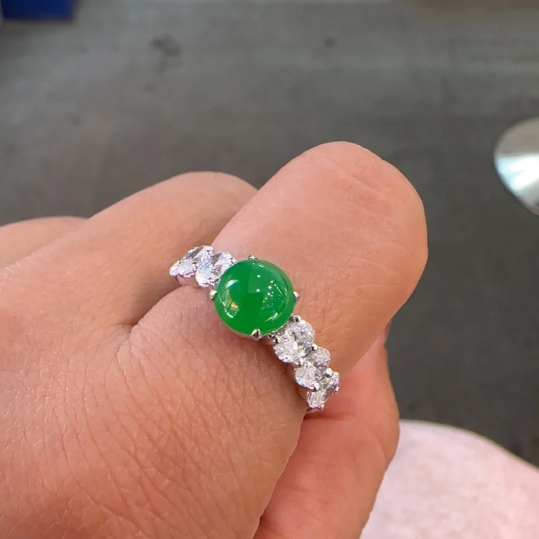 颈饰18K金镶嵌翡翠蛋面