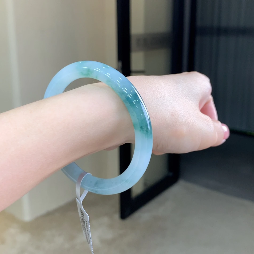 翡翠手镯未镶嵌不退不换