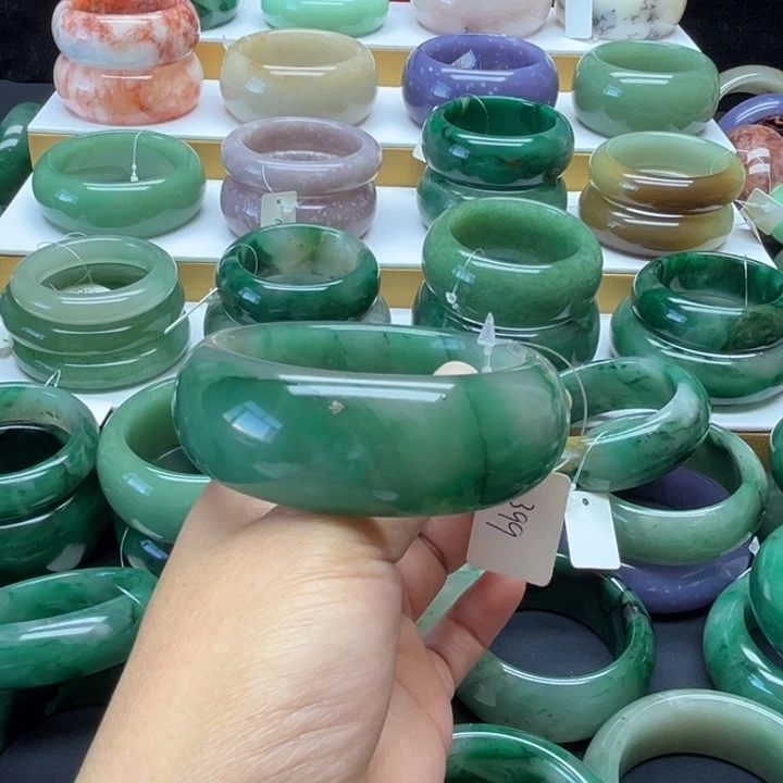 A***洋石英质玉（非洲翠）未镶嵌手镯