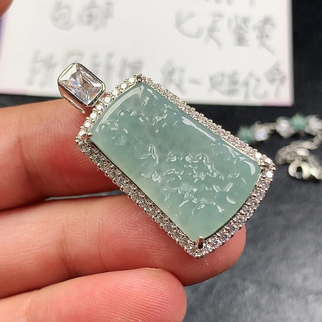 翡翠未镶嵌颈饰山水