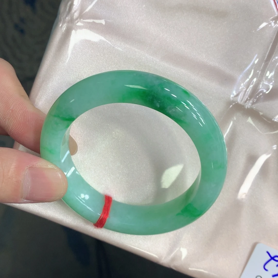 翡翠手镯未镶嵌翡翠