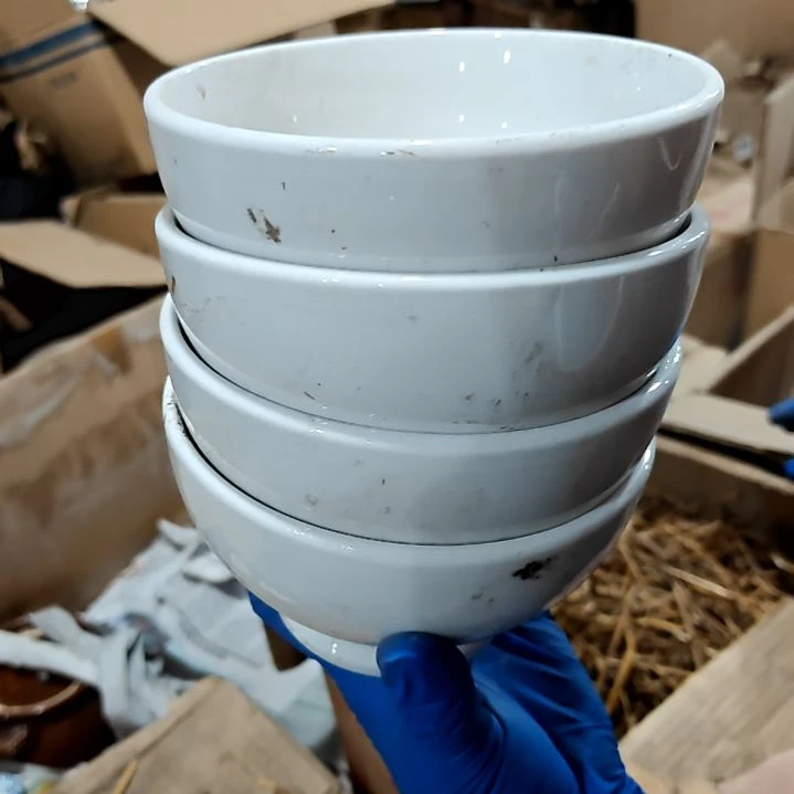 瓷片盘子碗茶壶啥都有