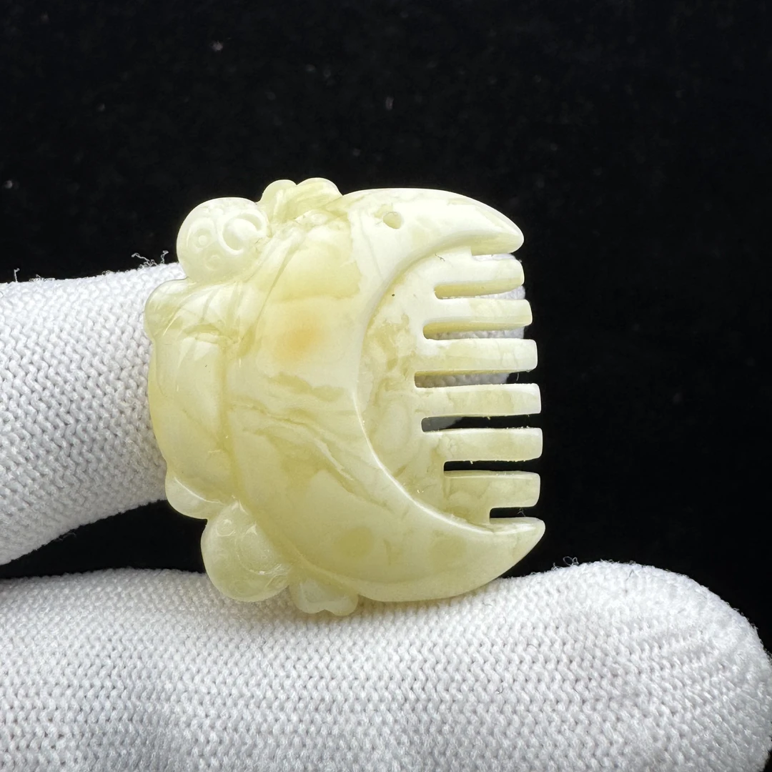 M4033 天然蜜蜡 雕刻梳子 28.7*32.2*9.7mm支持鉴定 假一罚四