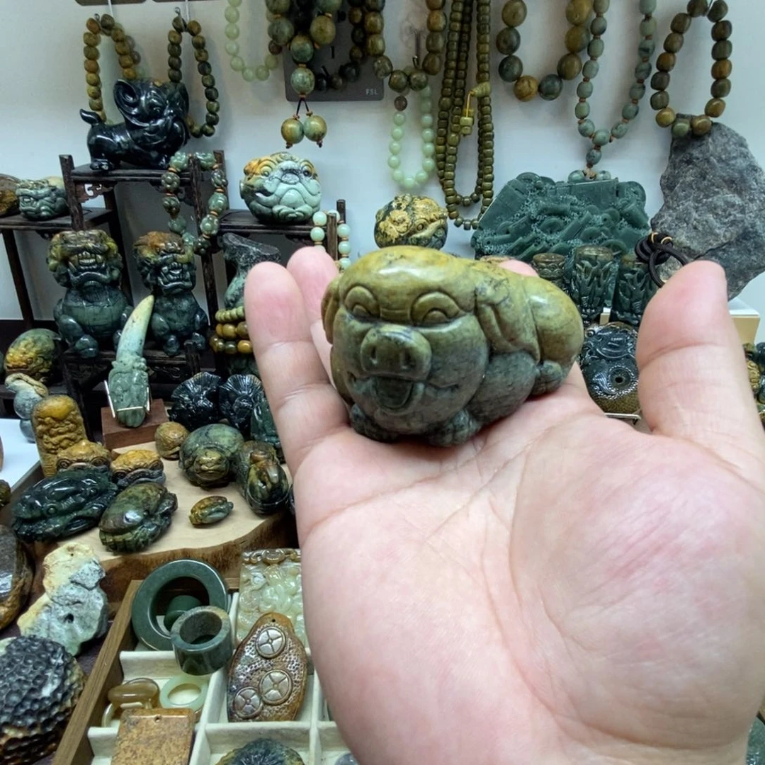 未镶嵌岫岩河磨玉（透闪石质玉）把件