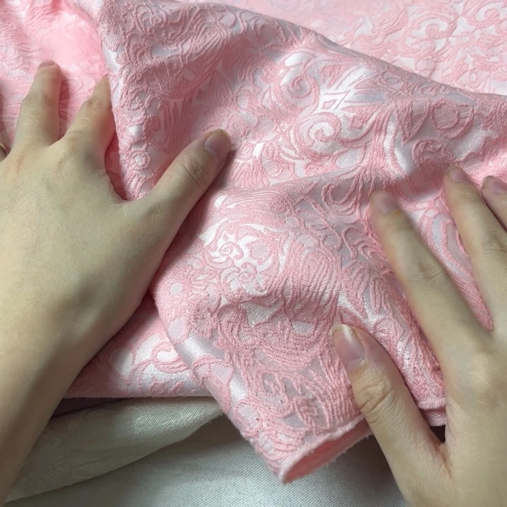 棉混纺粉色提花1米。