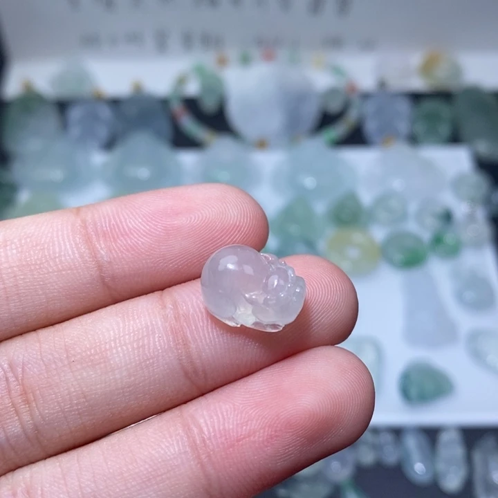 翡翠未镶嵌颈饰冰貔貅