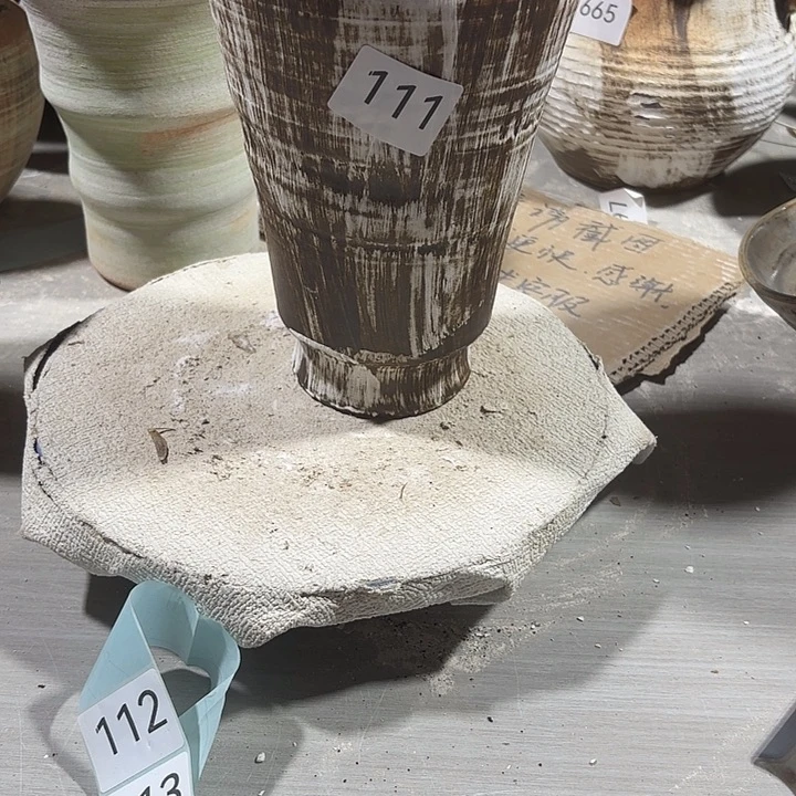 摆件陶高20，口14，有孔，111