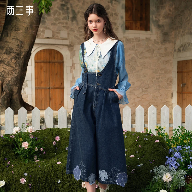 两三事蓝韵花境2025春季新款甜美贴布绣花不对称背带牛仔裤女宽松