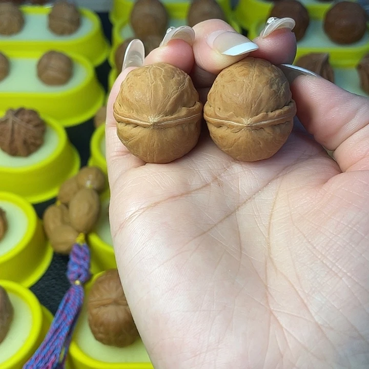 文玩核桃吊坠绣球