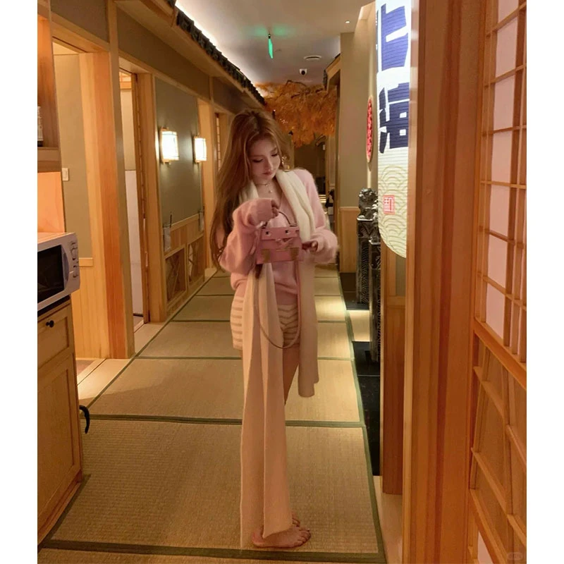 2025秋季新款chic网红少女感软糯V领针织衫女+纯欲低腰条纹短裤女