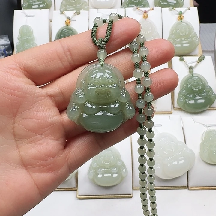 邱***邱和田玉未镶嵌颈饰