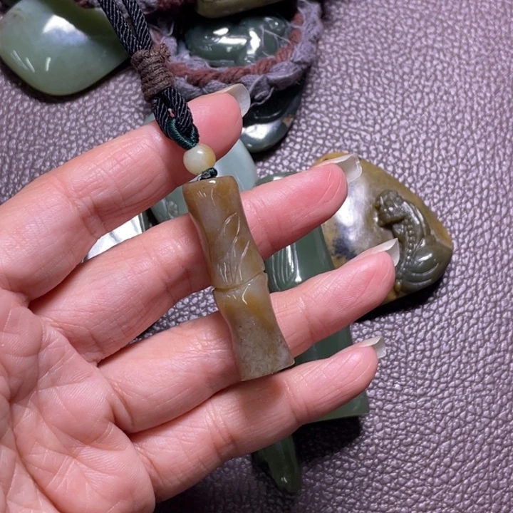 半***人颈饰未镶嵌岫岩河磨玉（透闪石质玉）