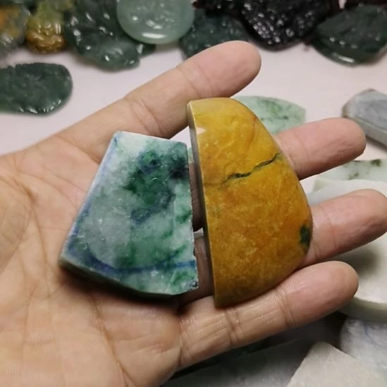 翡翠未镶嵌颈饰挂件