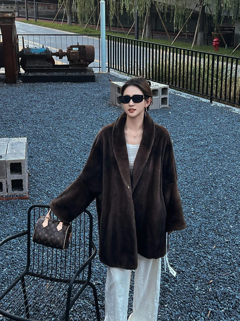 宝嘉美阔版青果领中长款小蝙蝠袖天鹅绒短二水貂慵懒进口水貂女