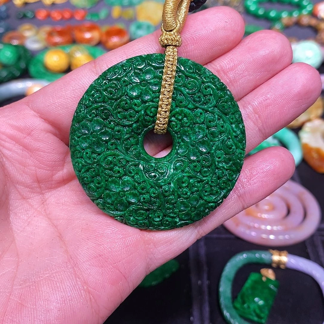 朱***慈翡翠未镶嵌颈饰翡翠