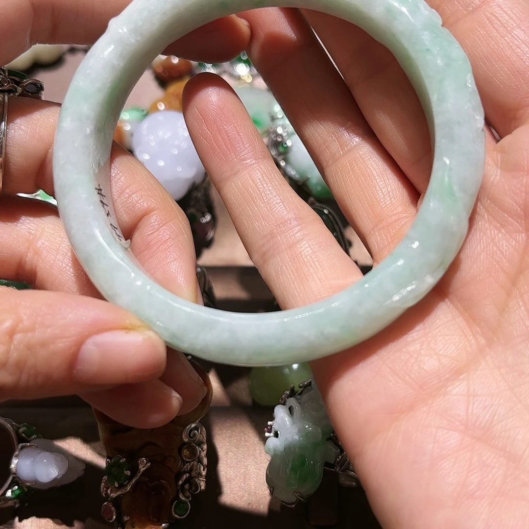 翡翠手镯未镶嵌个性十足时尚