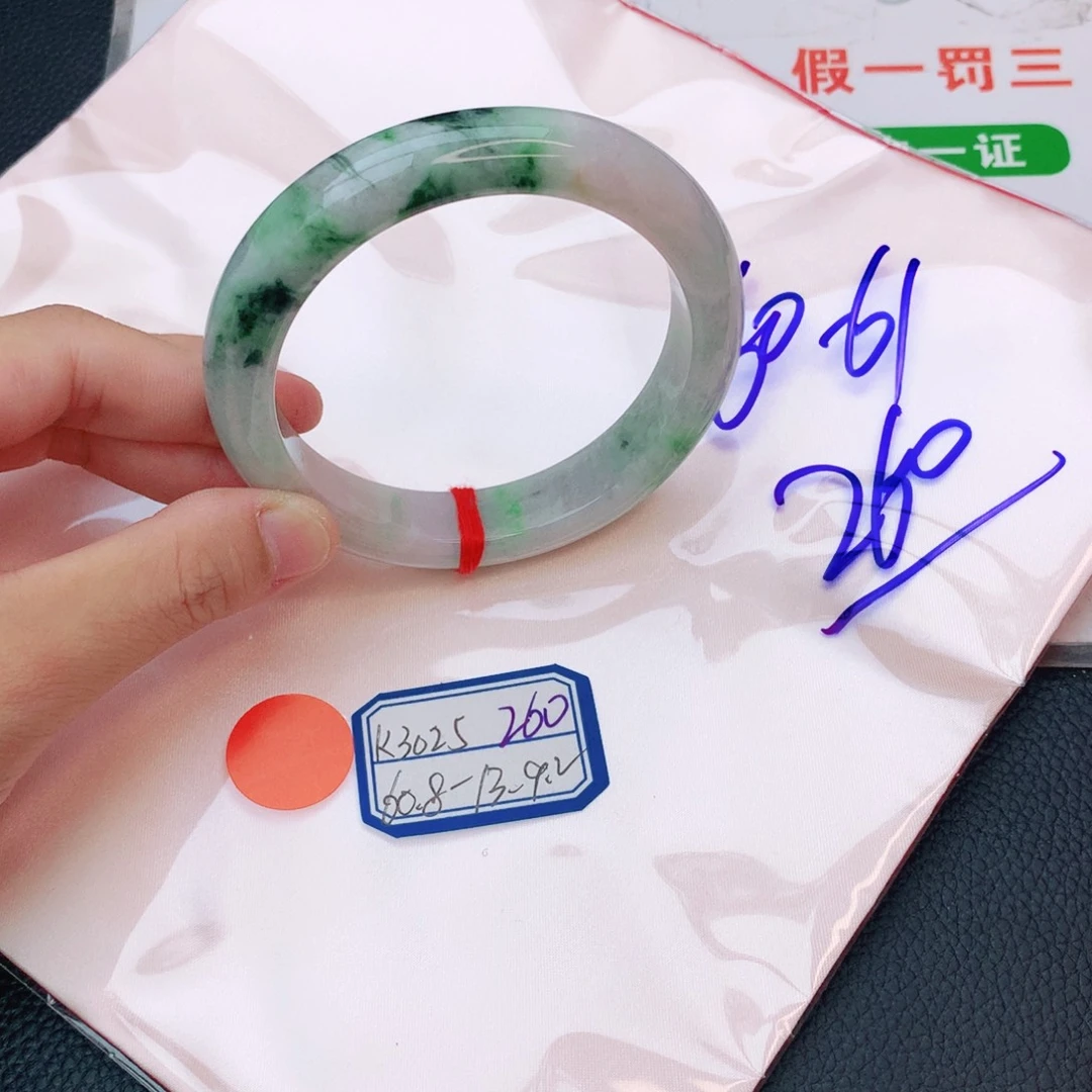 翡翠手镯未镶嵌翡翠