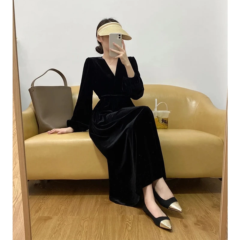 法式时尚气质裙子秋冬款名媛女神范高级感赫本风黑色丝绒连衣裙女