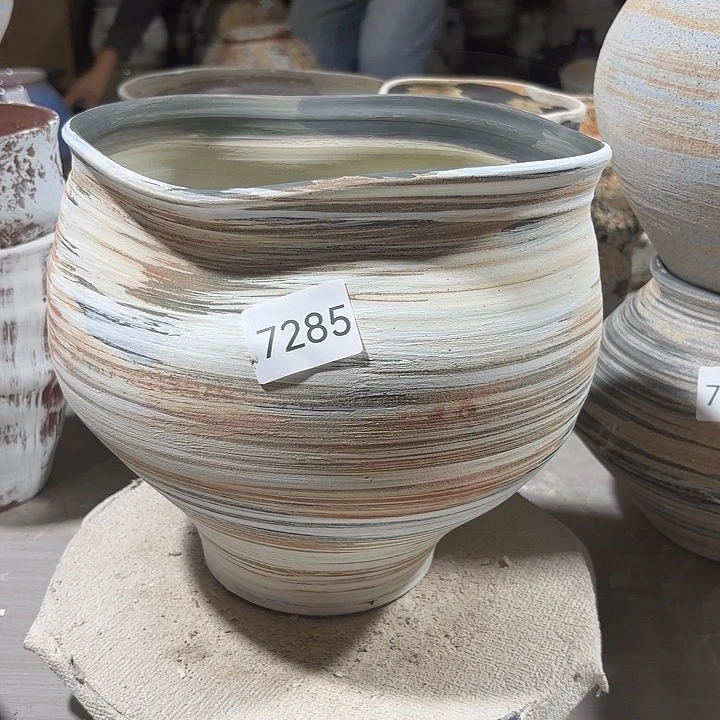 摆件高22，口16到21，有孔，瑕疵处理，7258