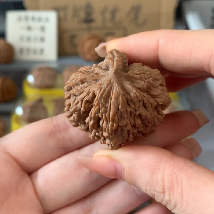 苏***晴文玩核桃吊坠异形单只，有瑕疵
