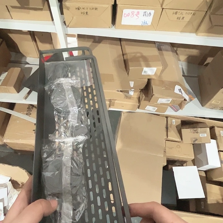 免打孔吸盘置物架。