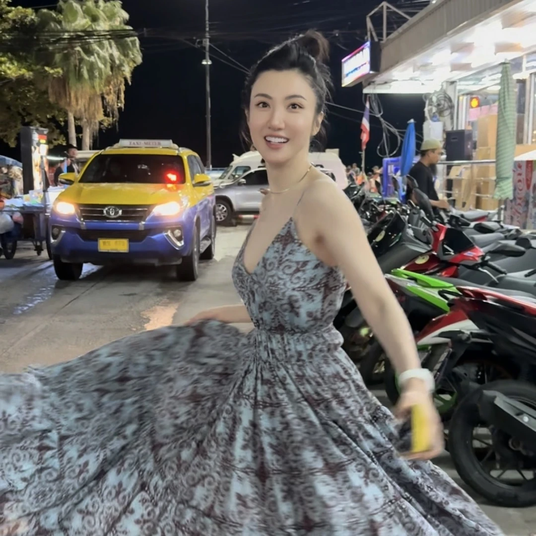 【壁虎姐】GECKO2025夏季新款 浅蓝棕色复古花纹V领无袖吊带连衣裙