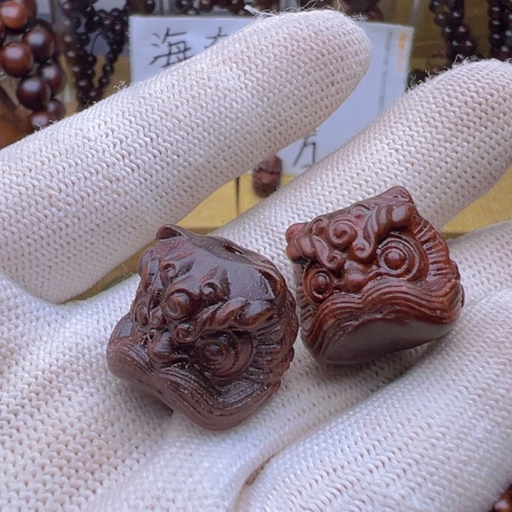 木海南红降黑金满纹雕刻醒狮精品