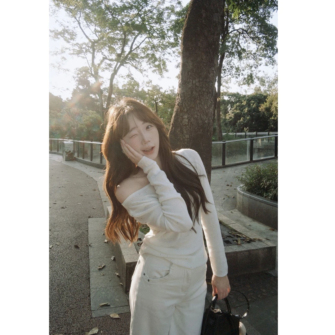 YPP！【穿搭小心机】温柔设计感烫钻一字肩针织衫