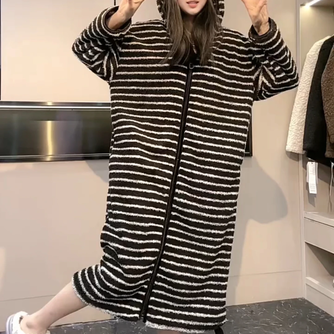 新款洋气绒绒保暖黑白条连帽宽松睡裙