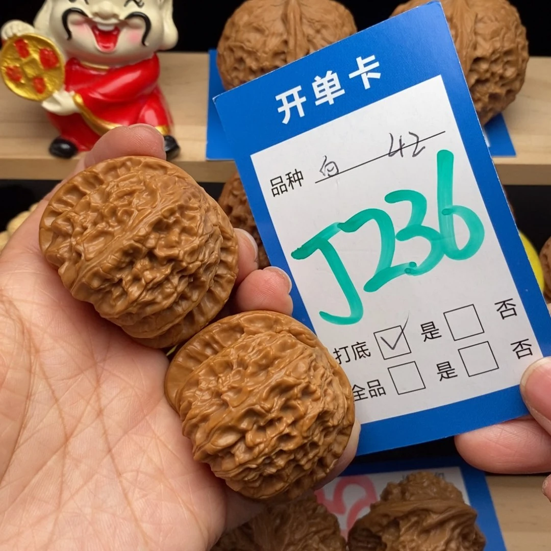 文玩核桃吊坠白狮子核桃