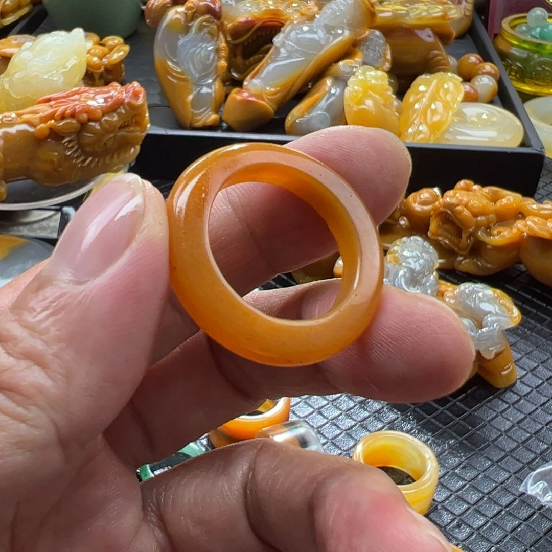 颈饰未镶嵌石英质玉