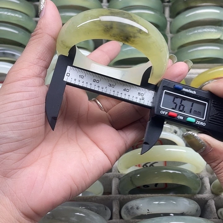 蛇纹石玉未镶嵌手镯47