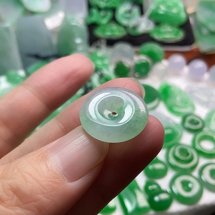 翡翠未镶嵌颈饰平安扣