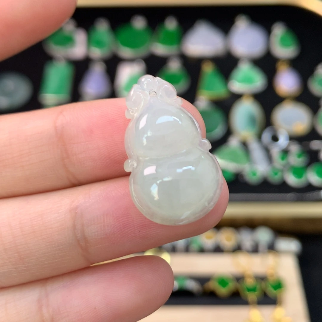 翡翠未镶嵌颈饰葫芦