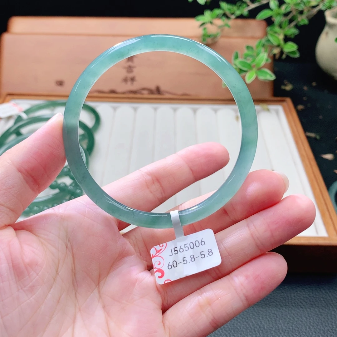 翡翠未镶嵌手镯（圆镯）