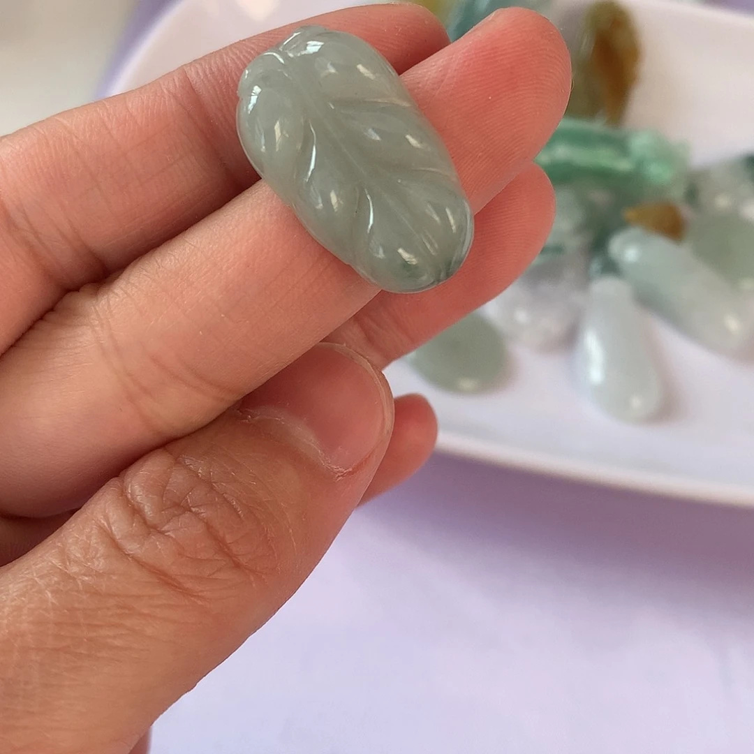翡翠颈饰未镶嵌叶子