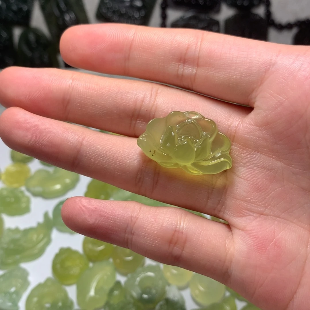 岫玉未镶嵌颈饰微瑕