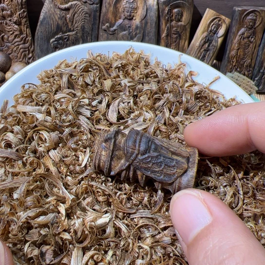 沉香沉香碎屑白棋雕刻3.9克